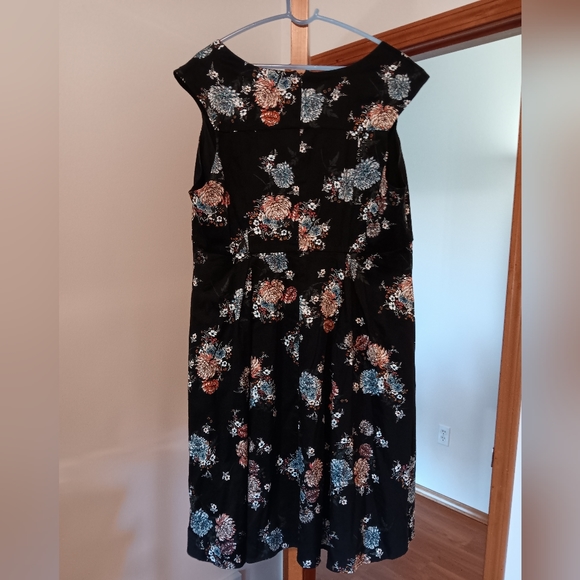 TORRID MIDI FLOWER DRESS - Picture 2 of 5